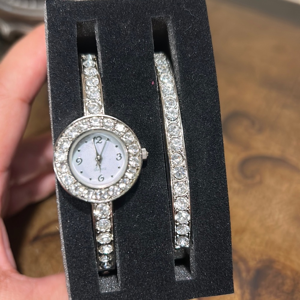New Quartz woman’s watch and matching bracket